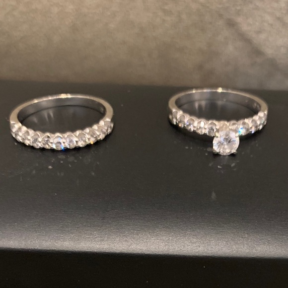 Beautiful Engagement Ring & Wedding Band - Picture 4 of 8